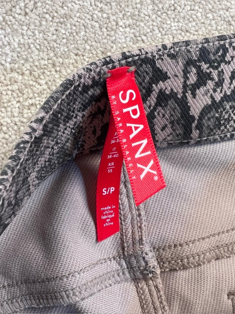 Spanx Leggings Jean-ish Animal Print Snake Gray 2 Pockets Women's Small - Picture 7 of 14
